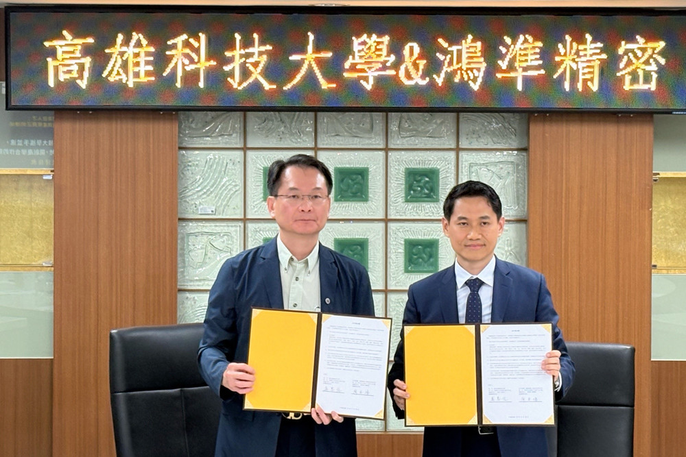 布局海外人才需求，國立高雄科技大學與鴻準精密工業股份有限公司簽署產學合作備忘錄。簽約人高科大吳忠信校長(左)與鴻準精密美國公司廖本揚總經理(右)。