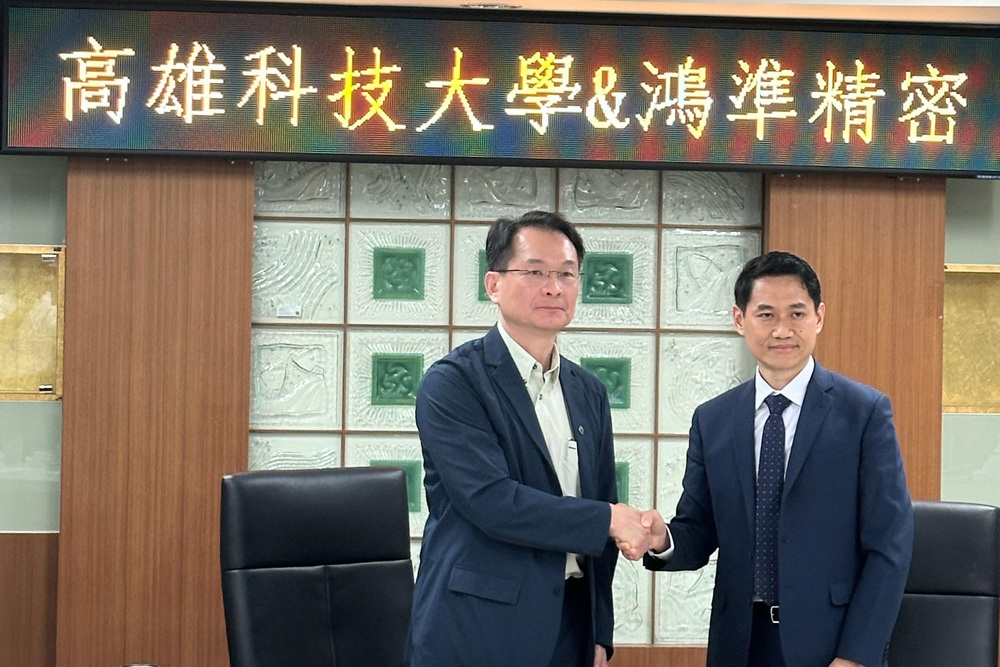 高科大吳忠信校長(左)與鴻準精密美國公司廖本揚總經理(右)握手，齊心合作共創未來。