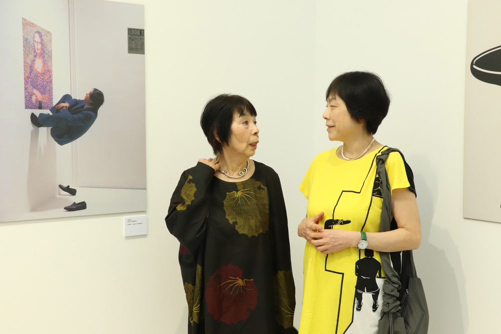 超過3000件福田繁雄作品及手稿，全數由東方設計大學捐贈給高科大典藏，今(7)日開展的《反轉世界：福田繁雄的視覺幻象典藏展》共由兩處展場同步展開，圖為高科大建工校區藝文中心展區，主題為「一日狂想」。圖左為福田繁雄夫人福田靖子，右為福田繁雄的女兒福田美蘭，二人相當感謝福田繁雄的設計精神能夠在台灣被完整呈現並且延續下去。