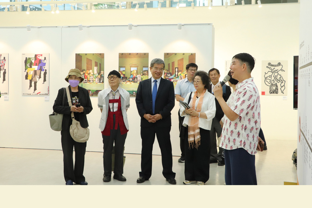 全力支援策畫福田繁雄典藏展的翟治平(右一)為高科大創新設計學院院長，號召超過50多位台灣設計協會理事長、大老親自來到高雄，同日參訪雙展場，圖為高科大建工校區藝文中心展區，主題為「一日狂想」，右二為致力文化、教育發展工作的監察委員范巽綠，圖中是高科大校長楊慶煜，左二為台灣形象策略聯盟主席楊夏蕙。