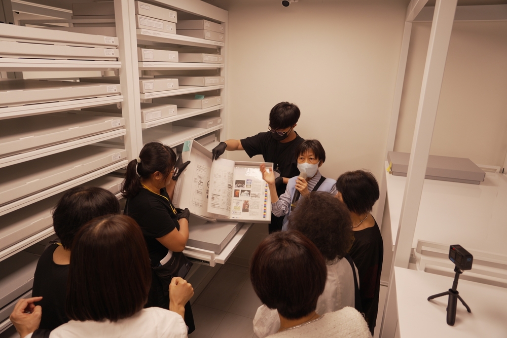 高科大為藝術品打造專業的典藏空間，完善收藏福田繁雄作品及手稿。圖中導覽者為高科大共教院長楊碧藍於展後為福田妻女及監察委員范巽綠介紹典藏空間。