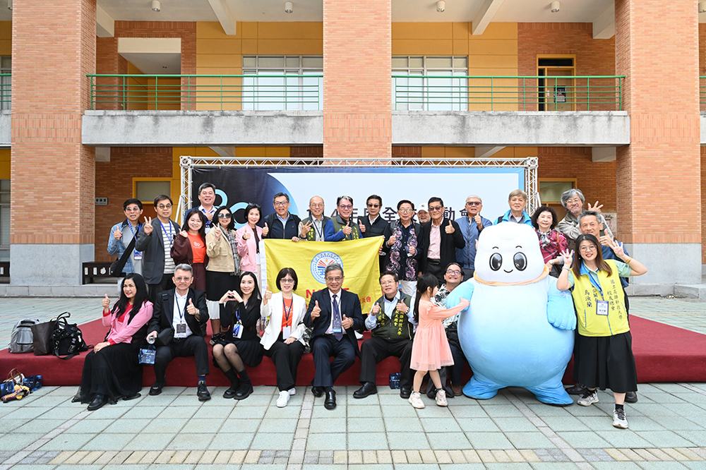 高科大8週年校慶，各地海外校友組團返國參加慶祝活動。前排左五為高科大校長楊慶煜，後排執旗者右三為高科大校友總會長朱溥霖、右二為副總會長黃培倫。