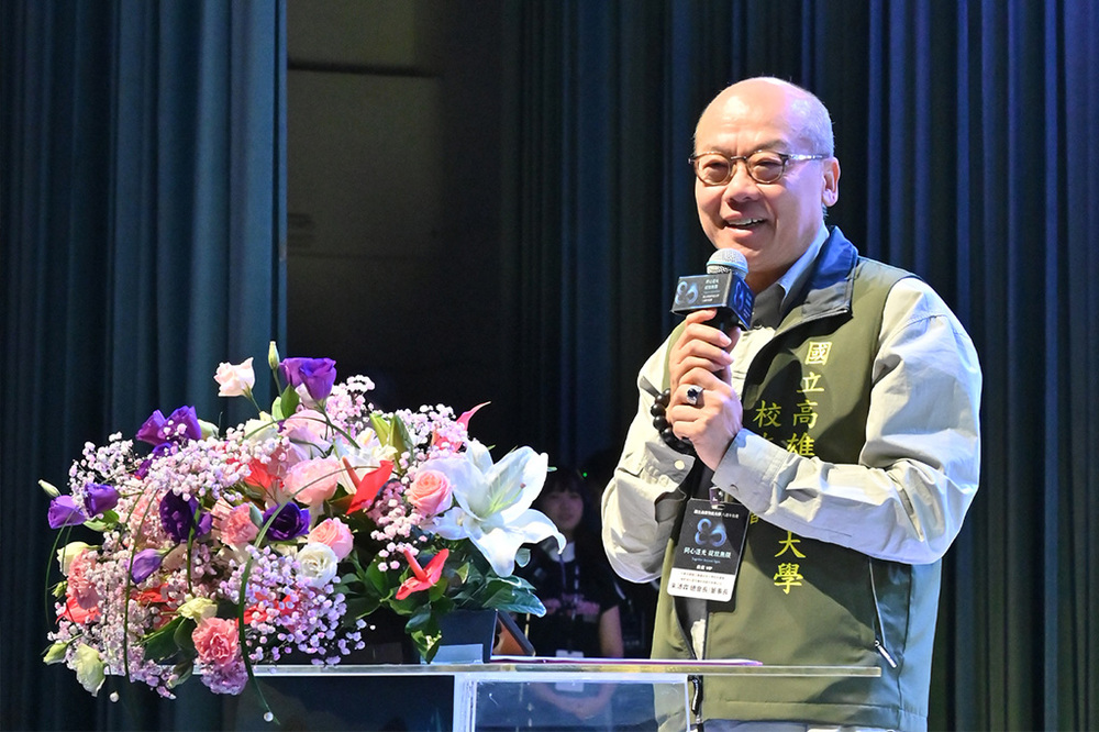 高科大校務運作有校友總會堅定的支持作為後盾，在COVID-19期間更是展現出跨海相助的強勁力量。照片為第4屆校友總會長朱溥霖於高科大8週年校慶大會致詞時，特別推崇楊慶煜校長以及行政團隊的遠見以及堅持毅力。
