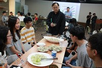 評審之一的高科大許鎧麟老師試吃由學生親手包的茼蒿水餃
