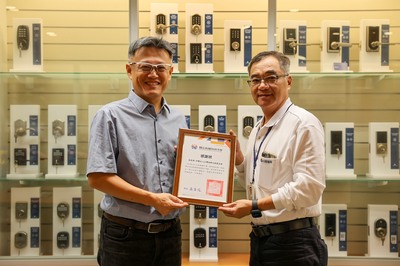 高科大羅光閔學務長(左)赴福興公司致贈感謝狀予李志興廠長(右)