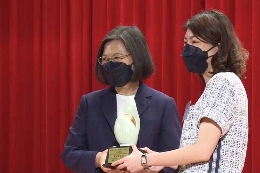 行銷系謝致慧老師指導陳靖晴研究生榮獲2022崇越全國碩士論文大賞流通管理組特優論文獎