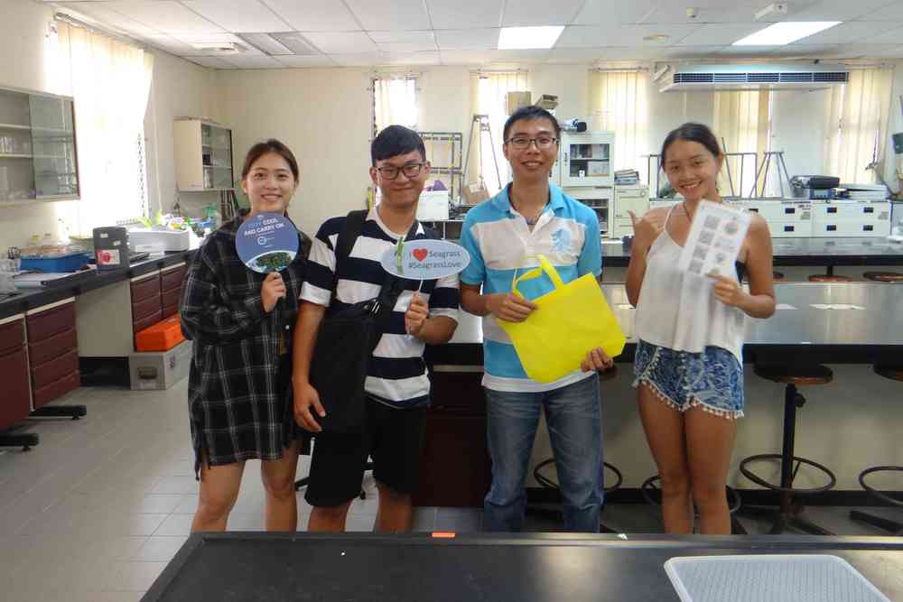 高科大學生採訪沙巴大學的海草養殖箱碩士生Michael（圖／高科大學生提供）
