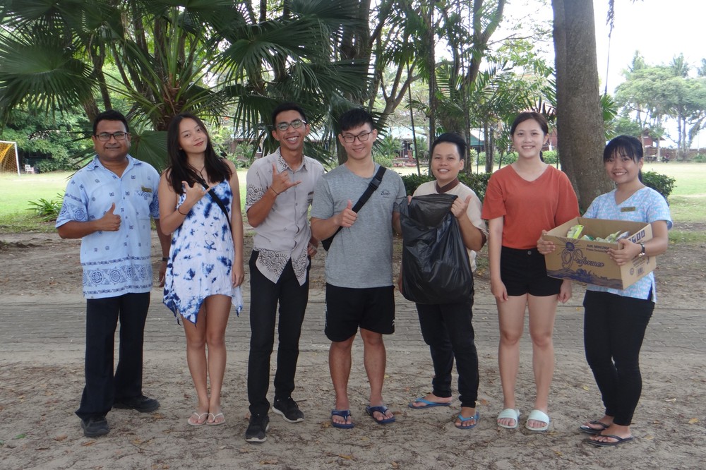 高科大學生在mantanani  Island與當地孩子一起淨灘