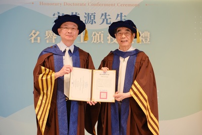 高科大校長吳忠信(左)頒授光寶集團創辦人宋恭源(右)名譽工學博士學位,表彰其在科技產業、人才培育、永續發展及社會公益等面向的卓越貢獻。