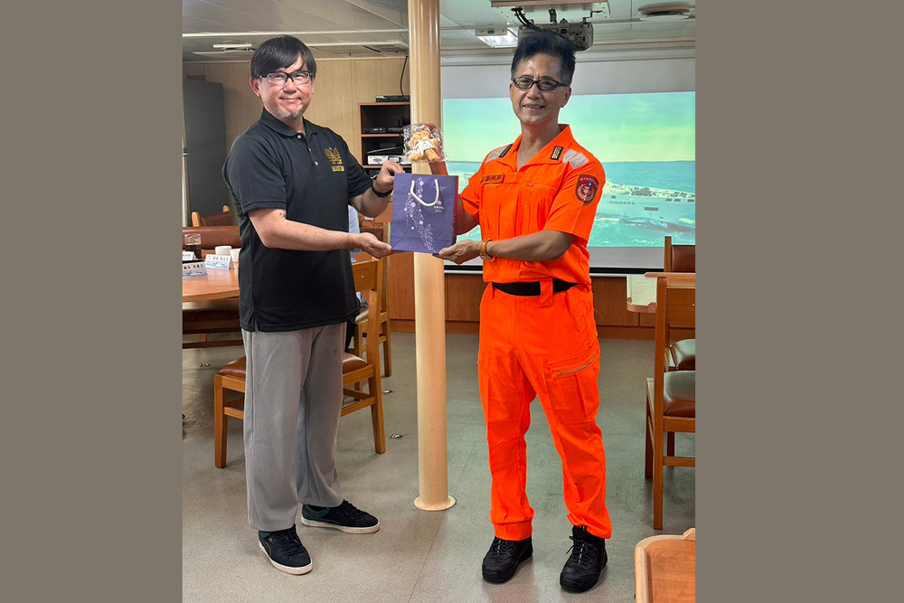 羅承宗教授代表科法所致贈紀念品，感謝海巡同仁分享執法實務經驗。
