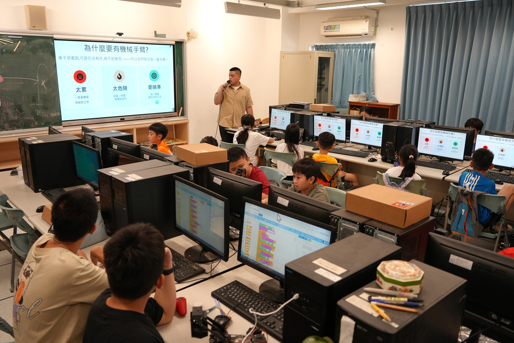 學生透過資訊科技課程認識機器人自走車結構與運作原理，並以Scratch積木程式設計控制自走車，培養程式邏輯與科技素養。