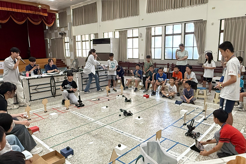 學生於生活科技實作課程中動手組裝、測試與調整機器人自走車，並於成果競賽中運用三天所學，展現科技實作、策略思考與團隊合作成果。
