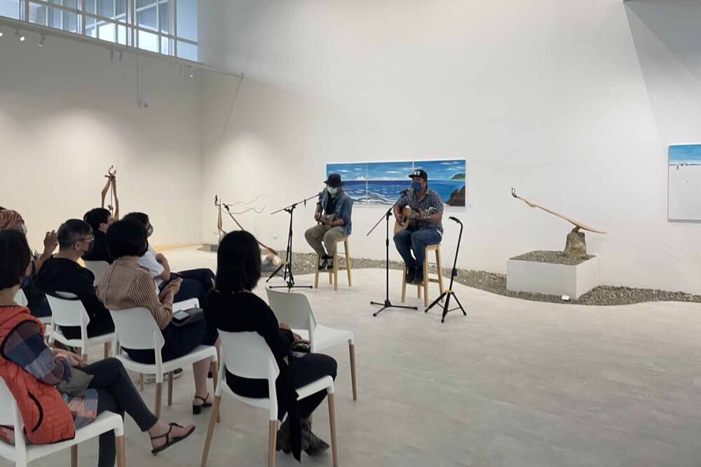 撒部・噶照(後排右)個展於國立高雄科技大學建工校區藝文中心登場，撒部・噶照現場演唱母語創作歌曲。