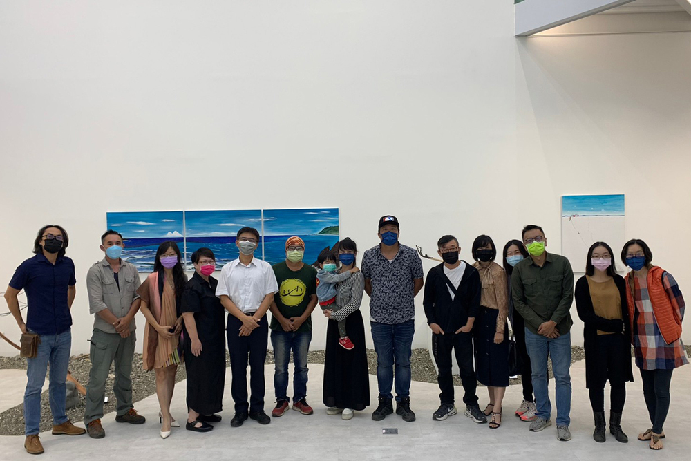 撒部・噶照(右7)個展於高科大建工藝文中心登場，展期到6月17日。圖為開幕大合影，左5為藝文中心主任林世凌。