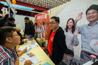 65家不同行業的廠商到校設攤徵才