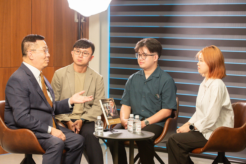高科大印尼國際生代表前往雙美生物科技股份有限公司，專訪本校傑出校友暨雙美生技林齊國學習長(左1)，分享留臺求學、職涯發展及創業歷程，勉勵學弟妹勇於追夢、拓展國際視野。