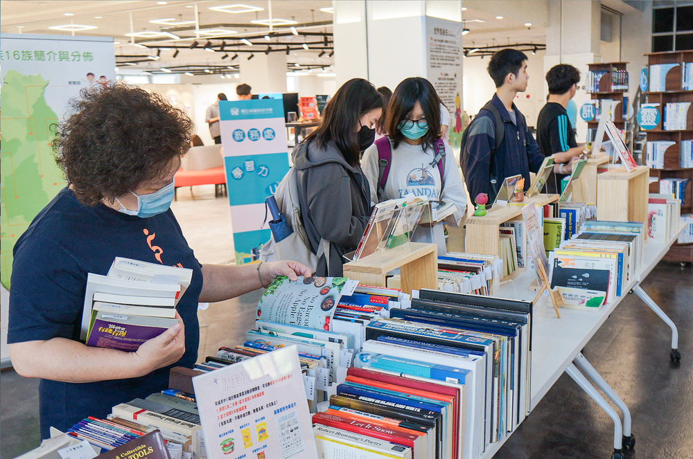 師生於活動現場挑選與翻閱二手書籍，自由索書，讓閱讀資源循環再利用。