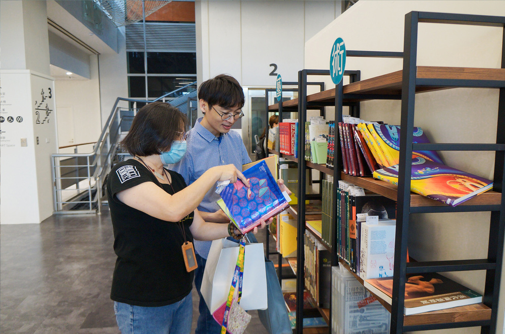 高雄市立美術館捐贈藝術畫冊及兒童藝術書籍，豐富活動內容，吸引不同年齡層參與閱讀。