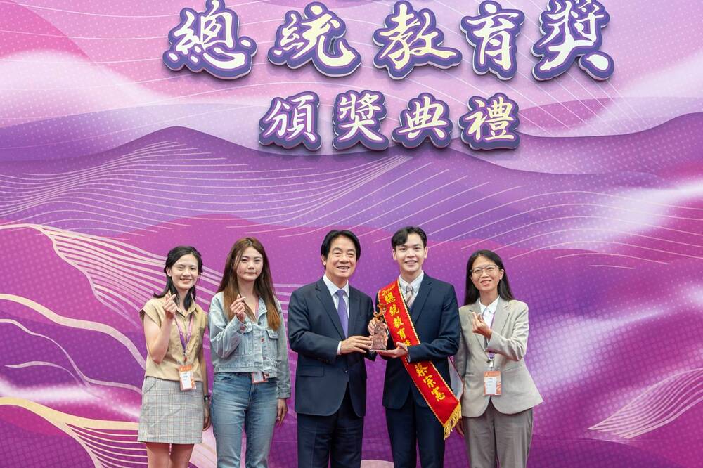 蔡宗憲（右二）於總統府接受2026總統教育獎公開表揚，導師兼主任秘書李憶甄教授（右一）到場觀禮，共同見證這段從逆境走向榮耀的生命旅程。