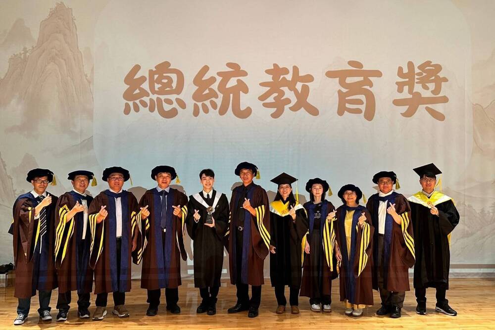 高科大水圈學院及水食系師長共同祝賀蔡宗憲獲頒2026總統教育獎，肯定其以行動展現生命價值，也見證學校陪伴學生跨越逆境、實踐全人教育的成果。