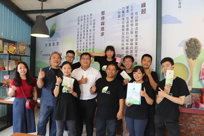 高科大工業設計系助理教授葉恒志(左一)與6名三年級學生林靖淳、巫晟瑋、江馥岑、張家銘、王延易、童欣,攜手六龜茶農打造品牌形象。(另開新視窗)