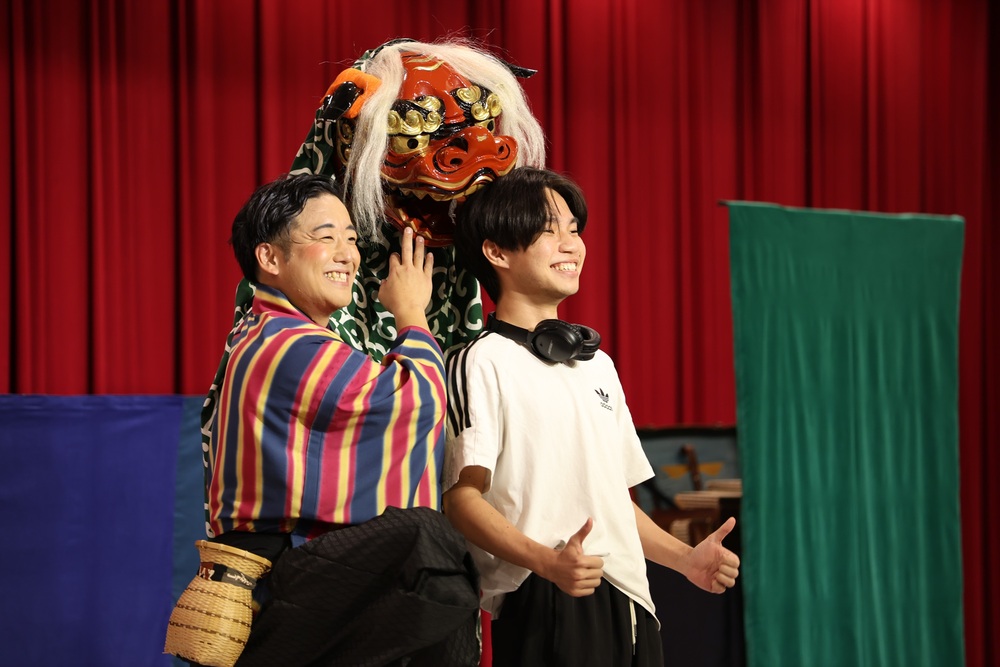演後互動：相傳被獅子咬一下頭就能獲得神明庇佑、福氣滿滿，現場觀演學生一同體驗這份熱鬧與幸運