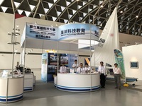 高科大設置公益教育攤位提供海洋休閒運動專業課程介紹與觀展導覽服務(右1王治平老師)