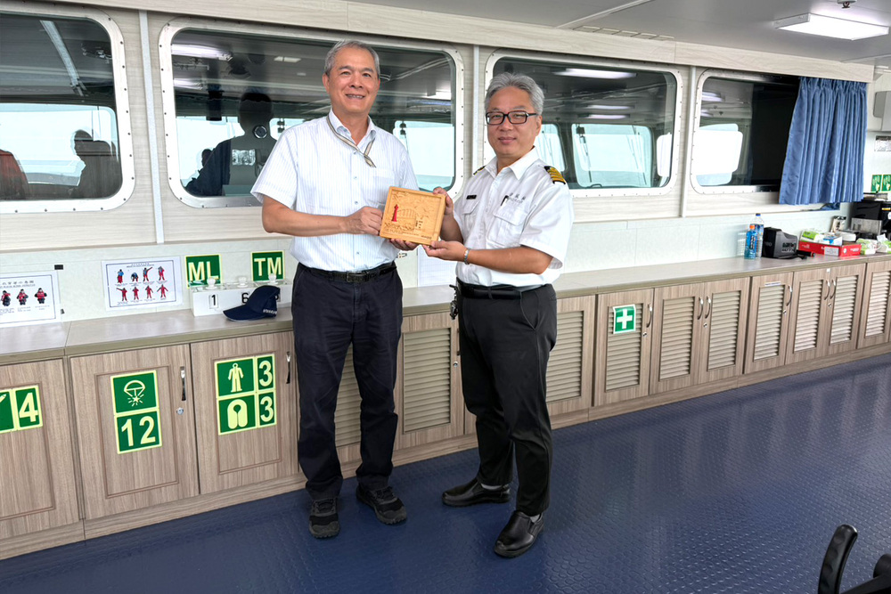 花蓮港務分公司宋進益總經理致贈首航牌