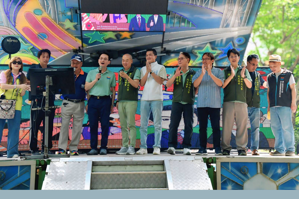 校長吳忠信與校友代表齊聚舞台，共同為活動開場，現場掌聲不斷，展現高科人熱情與團結的精神。