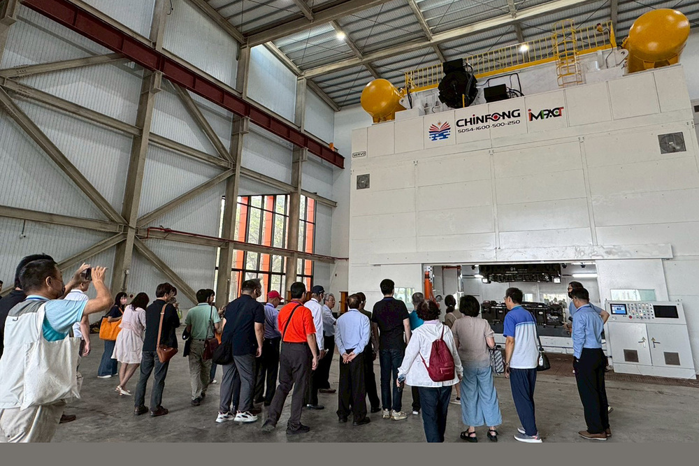 先進製造技術的發展成為產業高值轉型的必經挑戰，除了電子業外，機械、模具、金屬加工等產業技術的升級也攸關各類精密製造設備的生產。高科大「先進材料成型技術中心」選在8週前校慶前一日開幕，建置1600噸大型伺服沖壓成型設備是國內目前大學建置規格最大者、也是全國唯二的1600噸級設備。