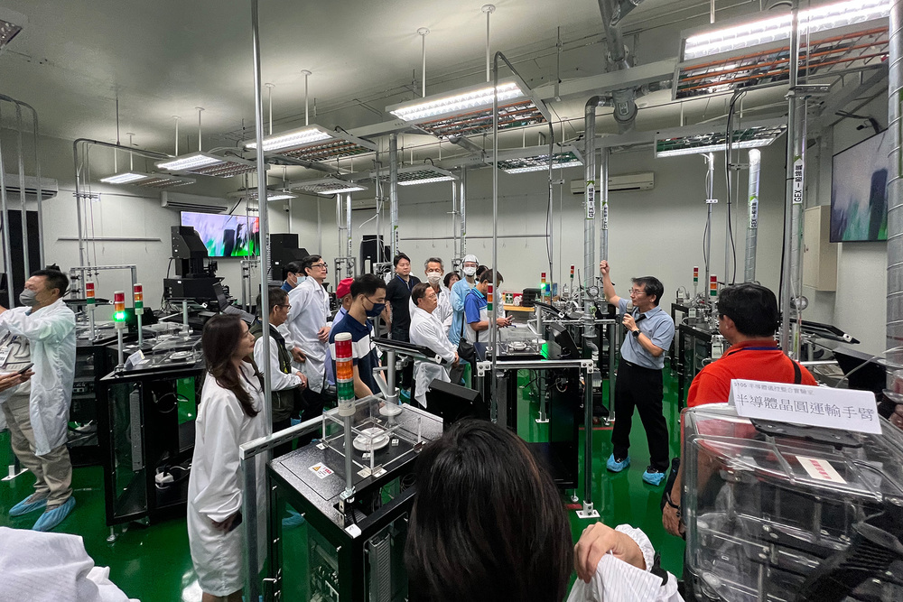 高科大精準掌握半導體廠最重要的人才需求缺口，包括製程工程師與設備工程師，這是我國半導體產業的重要致勝關鍵之一，也是攸關半導體廠產線維持全年運轉的關鍵。教育部因此支持高科大成立半導體製程設備技術人才培育基地，從金屬化、薄膜沉積、蝕刻、擴散熱處理和黃光微影等半導體製程設備關鍵技術中，解析出相關實務技術培育學程。圖為今(2025)年暑假在高科大楠梓校區盛大落成的訓練基地實景。