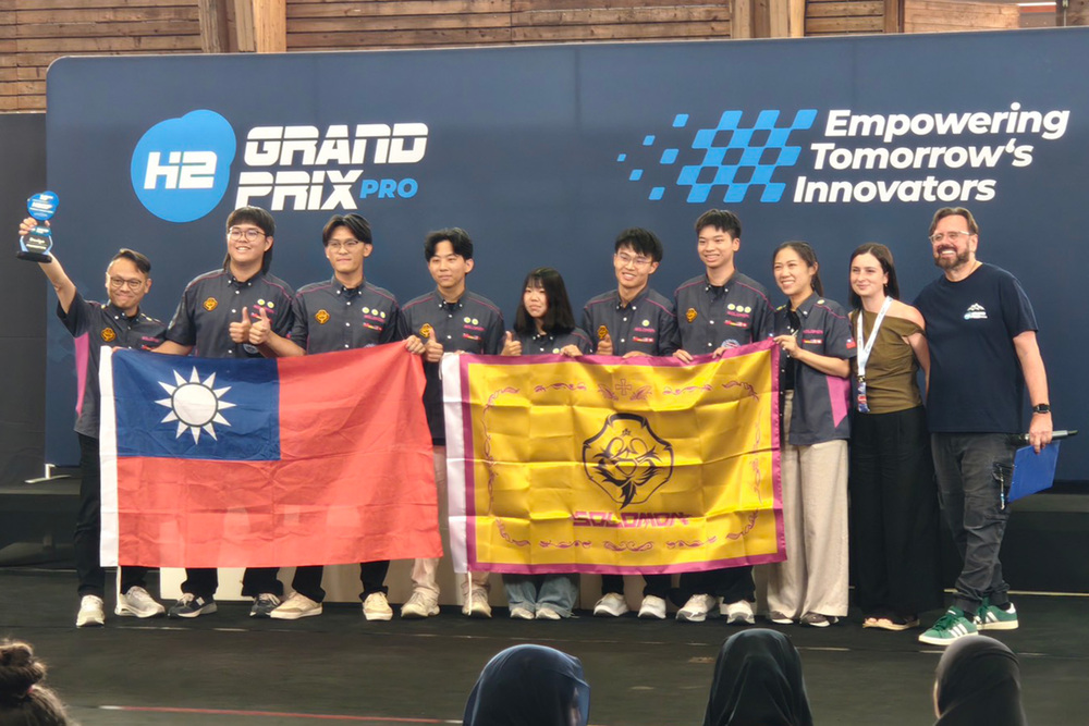 台灣之光！高科大模具系郭俊賢教授(左一)指導高科大所羅門車隊在H2GP世界總決賽勇奪Prototype 全氫能特殊等級組世界銀牌及榮獲最佳設計獎！