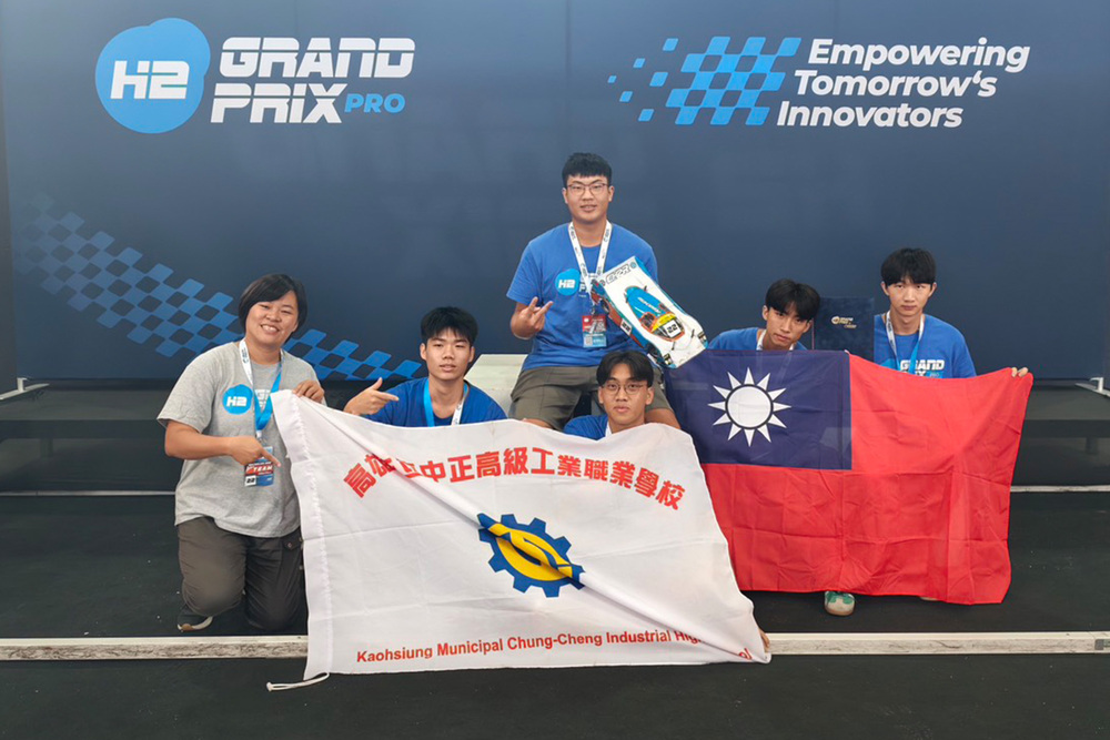 技術向下扎根、向上發光～高科大團隊指導H2GP 2026臺灣站冠軍得主、二度踏上世界高雄中正高工CH2R車隊，在高中職進階組獲得全球第七名的成績。