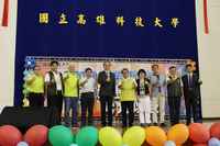 高科大就業博覽會連辦三場，繼建功校區、楠梓校區盛大登場後，今(10)日在第一校區迎來最終場，由黃文祥副校長(右六)致詞揭幕