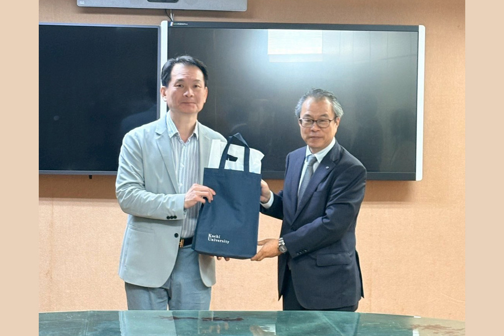 高科大校長吳忠信（左）致贈紀念品予日本高知大學校長受田浩之（右），展現高科大與日本高知大學深化台日地方創生與永續發展合作的夥伴關係。
