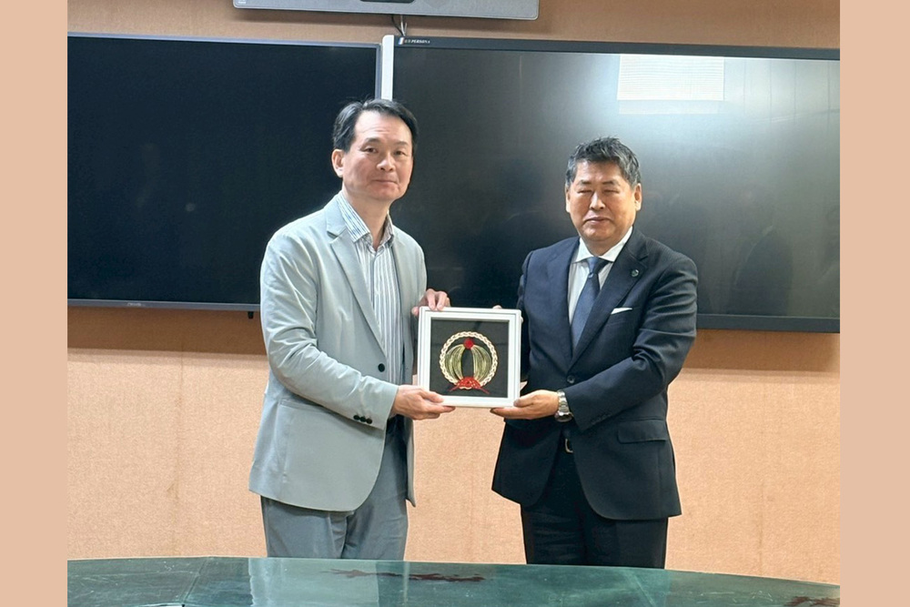 高科大校長吳忠信（左）致贈紀念品予與日本信州大學校長中村宗一郎（右），展現高科大與日本信州大學深化台日地方創生與永續發展合作的夥伴關係。