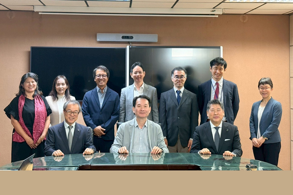 高科大吳忠信校長(前排中)與日本信州大學校長中村宗一郎(前排右)、日本高知大學校長受田浩之(前排左)舉行三校校長會談。
