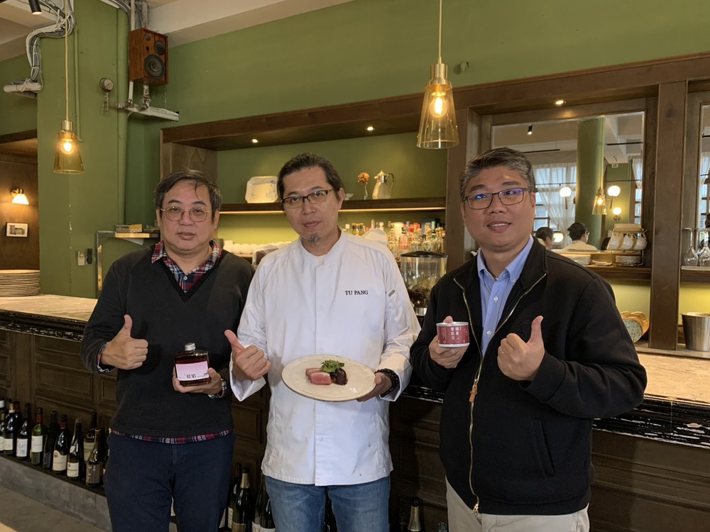 台中TU PANG地坊餐廳綠星主廚張皓福與國立高雄科技大學今(16)日合作餐會，推出「紅豆創意餐桌」，以本土紅豆與法式風味跨界碰撞出驚喜的火花。農糧署委託高科大水食系推廣國產雜糧，今天的創意餐桌活動罩上一層迷人的異國風情。照片左起：東海大學食品科學系副教授邱致穎、地坊餐廳主廚張皓福、高科大水食系教授侯智耀。