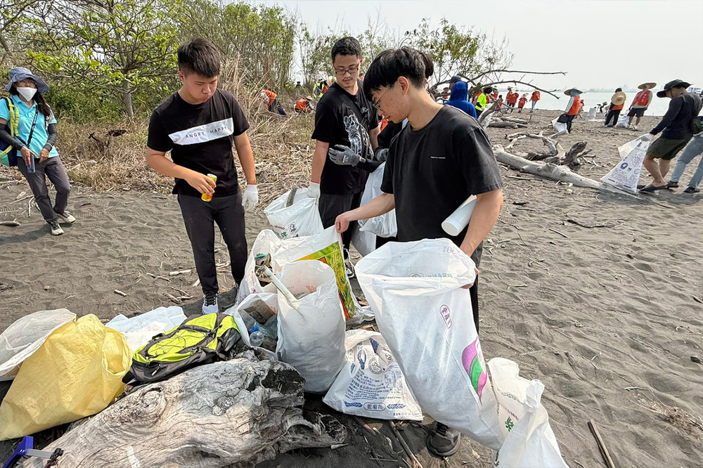 高科大學生於林園紅樹林生態區進行淨灘行動，實地參與環境守護，從課程走入場域，落實大學社會責任精神。