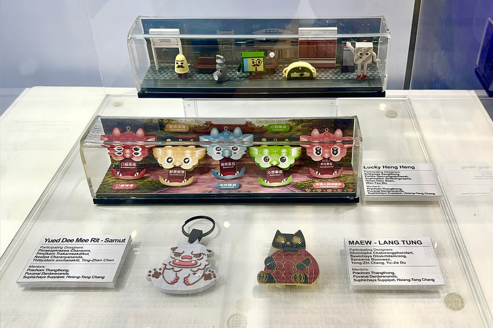 臺泰學生共同開發之吉祥物角色系列商品於新一代設計展展出，將迷你機器人設計成果延伸至文創商品開發，展現設計商品化潛力。