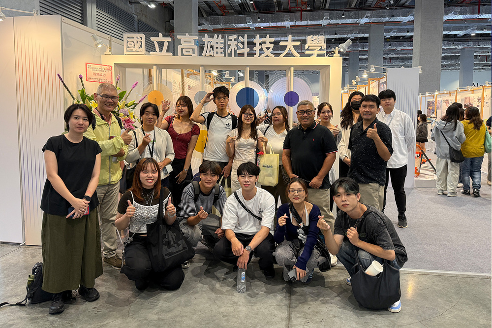 泰國朱拉隆功大學師生參訪高科大工業設計系新一代設計展展區，透過作品觀摩與交流，深化兩校設計教育合作。