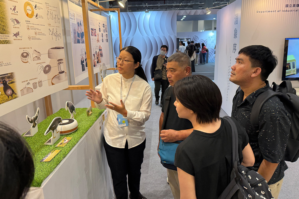 高科大工業設計系學生向朱拉隆功大學師長介紹畢業專題作品，分享設計理念與創作歷程，促進臺泰設計交流與學習。