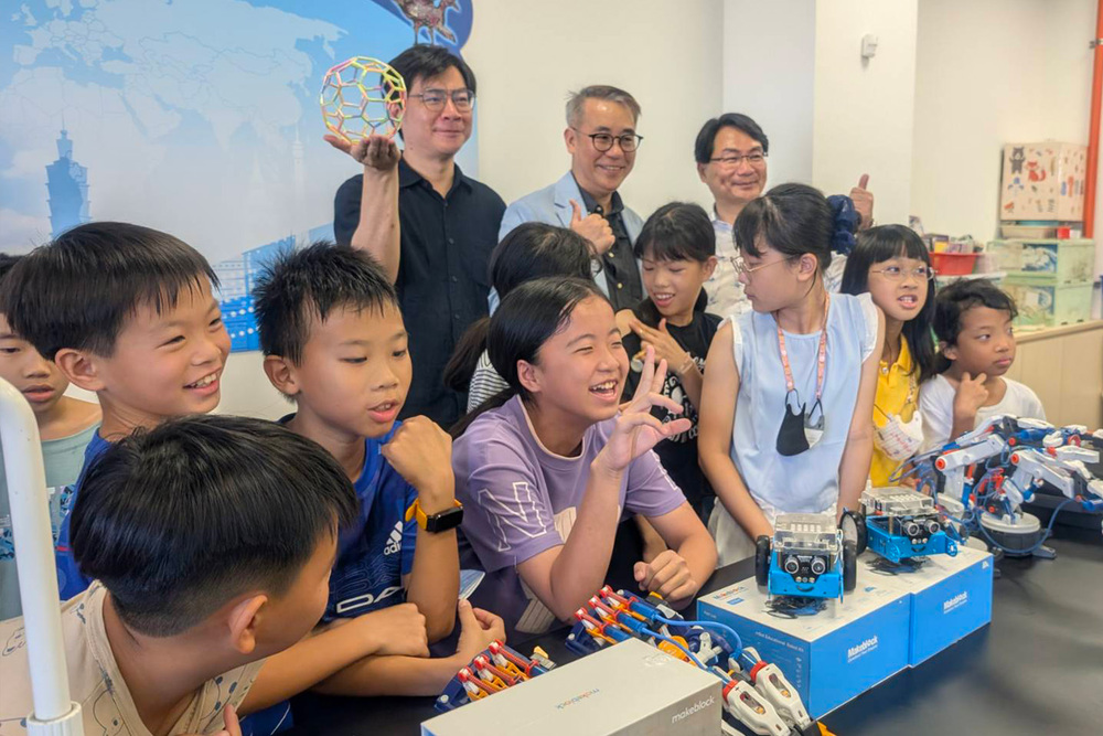 高科大USR計畫團隊捐贈3D列印機、無人機、智駕車及機器人等科技教學設備，協助壽齡國小建置STEAM科技教育學習環境。高科大副教務長潘俊仁(後排左)、USR計畫主持人鄭瑞鴻教授(後排中)與壽齡國小校長蘇建洲(後排右)共同見證「科技教育中心」揭牌。