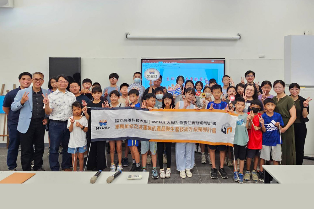 高科大USR團隊與壽齡國小師生合影，盼透過科技教育資源共享，打造海線偏鄉STEAM科技教育示範基地。(李福忠攝)