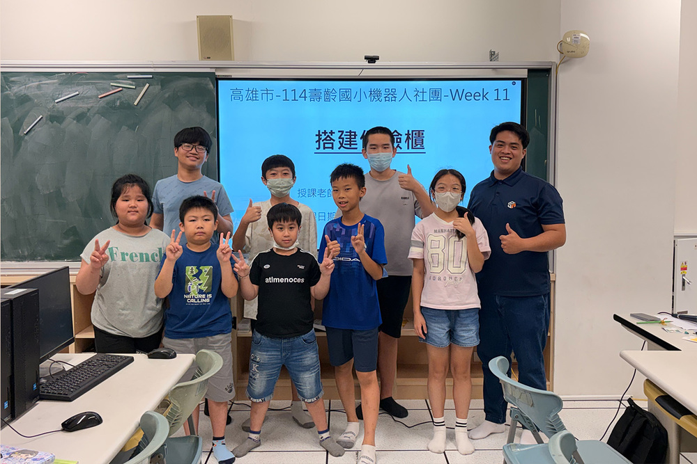 高科大USR計畫團隊學生李秉宸（圖右）與壽齡國小學童合影，透過科技實作課程陪伴偏鄉孩子探索STEAM學習樂趣。