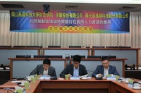 高科大財務金融學院、信馨股份有限公司、陽光區塊鏈科技股份有限公司，今(18)日簽署合作備忘錄。圖片人物（由左至右）：信馨股份有限公司楊肇周董事長、高科大財金學院林楚雄院長、陽光區塊鏈科技股份有限公司林河銅董事長