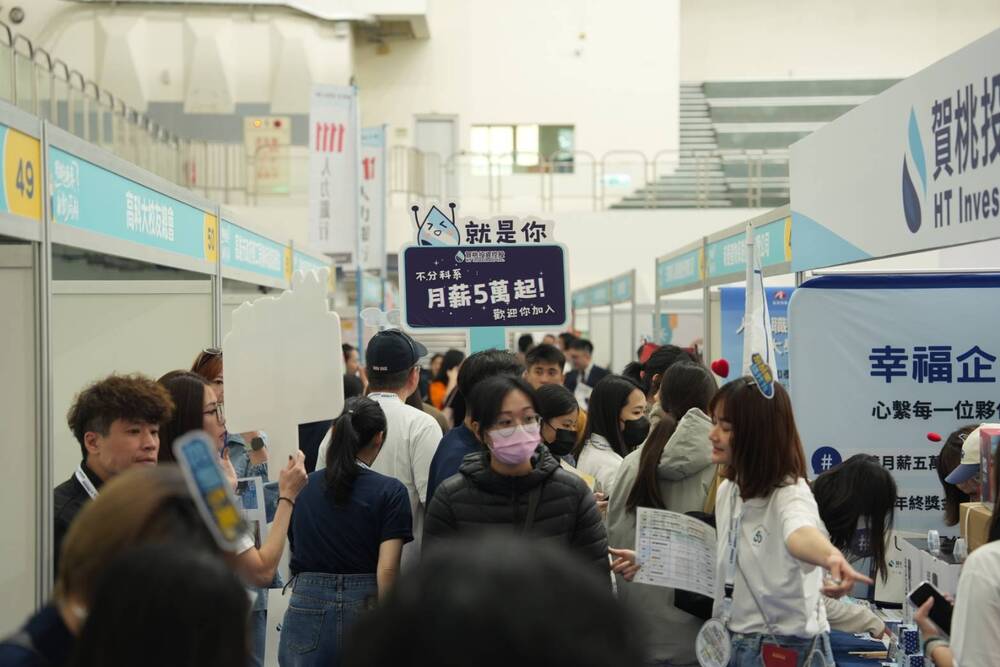 高科大2026校園就業博覽會今日於第一校區開跑，現場湧入大批求職學生，124家企業共釋出超過5,600個職缺，展現產業界對高科大人才的高度需求。