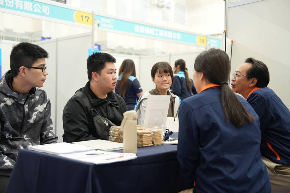 博覽會現場互動熱絡，學生積極向企業人資詢問職缺詳情。