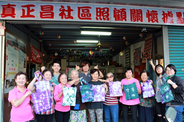 高科大創新創業教育中心在楠梓區真正昌社區發展協會舉辦銀髮長輩DIY活動