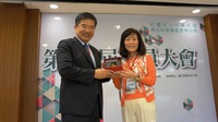 成功大學校長蘇慧貞(右)連任第九屆理事長高科大校長楊慶煜致贈感謝牌